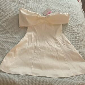 Womens white formal strapless dress size 4.  New with tags. Adorable.❤️